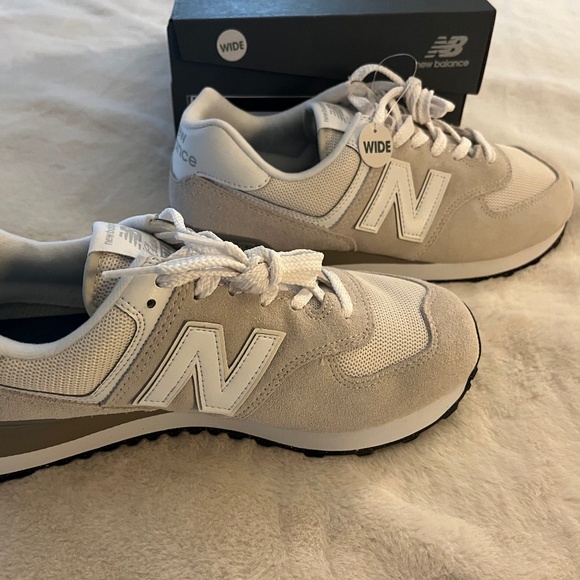 Women’s New Balance - Picture 1 of 8